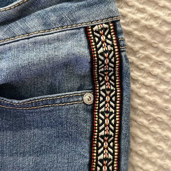 Seven for all mankind jeans shorts distressed with embroidered ribbon trim 8 - Picture 7 of 7